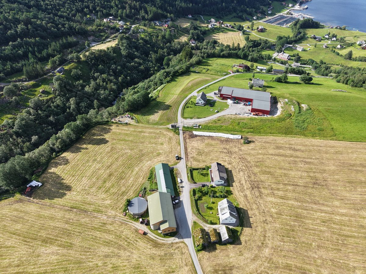 Gårdsbruk med jorder sett fra drone