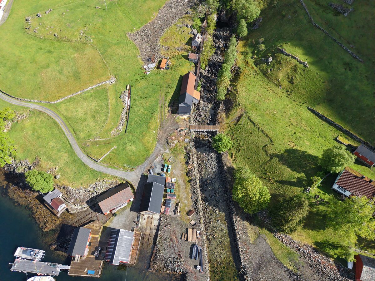 Tett bebyggelse i bratt terreng sett fra drone